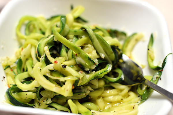 Spicy Garlic Parmesan Zoodles {Zucchini Noodles} -- You can adjust the heat. Simple weeknight side or light meal. ~ www.thatsquareplate.com