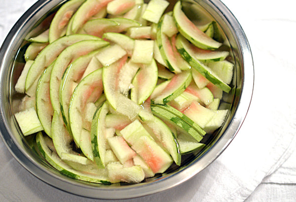 Pickled Watermelon Rind ~ A surprisingly sweet, delicious pickled treat! From www.thatsquareplate.com